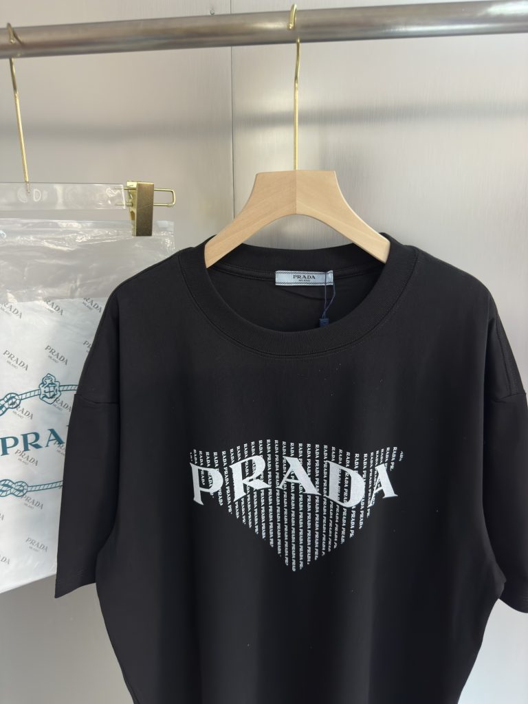  激安販売  芸能人 品質保証 定番プラダ 半袖tシャツコピー ブランドのエッセンス 優れたデザイン 
