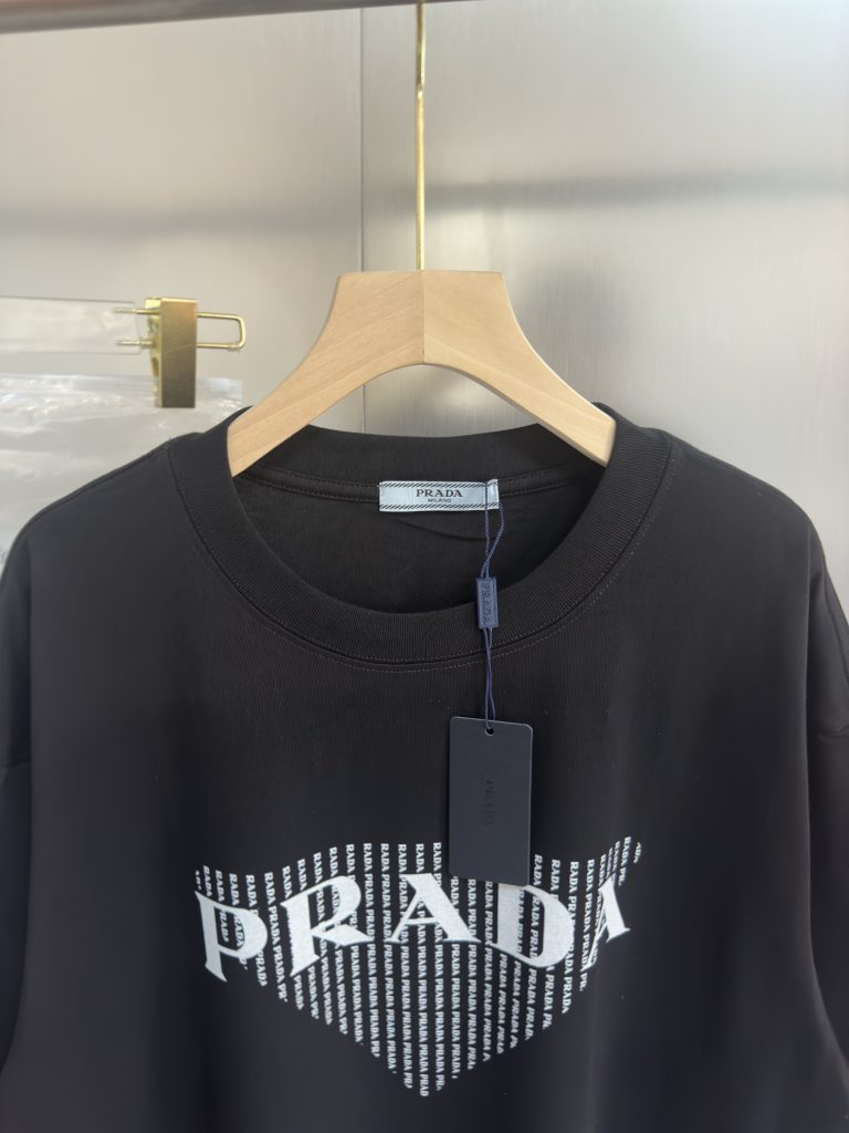  激安販売  芸能人 品質保証 定番プラダ 半袖tシャツコピー ブランドのエッセンス 優れたデザイン 