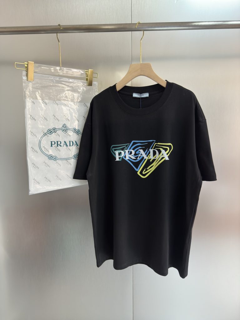 PRADA(プラダ ) コピー 半袖Tシャツ 存在感のあるプラダの t シャツ ブランドのエッセンス 優れたデザイン