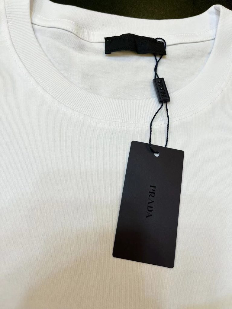 PRADA(プラダ ) コピー 数量限定 得価半袖 tシャツn級品 通気性 ブランドの特徴 優れたデザイン