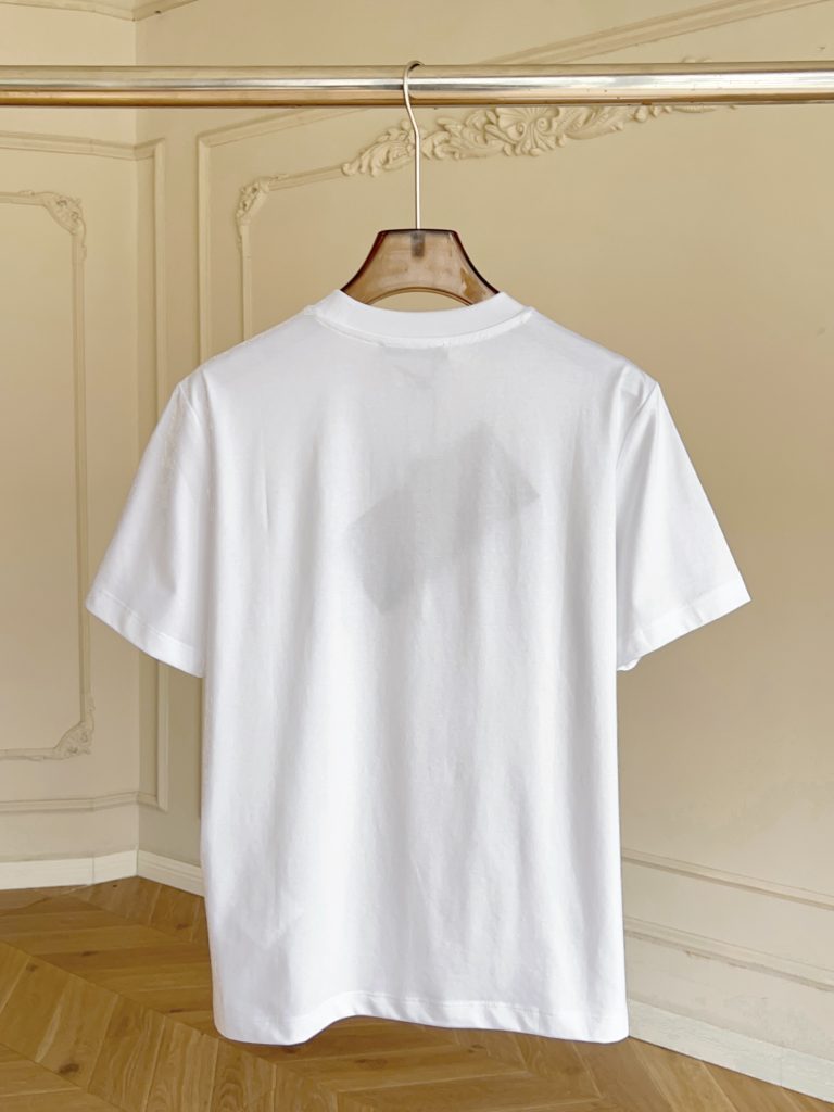 驚きの破格値 激安販売 人気の レディースプラダtシャツ 偽物 ブランドの特徴 優れたデザイン