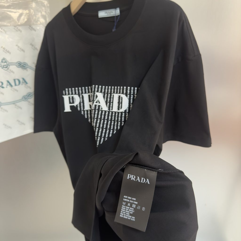  激安販売  芸能人 品質保証 定番プラダ 半袖tシャツコピー ブランドのエッセンス 優れたデザイン 