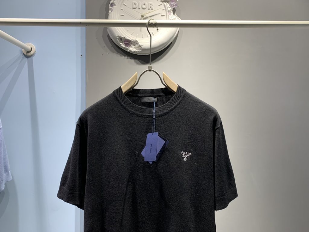 入手困難 新作到着!! オシャレプラダ アウトレットtシャツ スーパーコピー ブランドの特徴 優れたデザイン|スーパーコピーn級優良店 3 入手困難 新作到着!! オシャレプラダ アウトレットtシャツ スーパーコピー ブランドの特徴 優れたデザイン