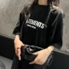 Vetements(ヴェトモン) n級品 芸能人 アルファベットロゴプリントウォッシュ加工ダメージ加工男女半袖Tシャツ