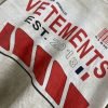 VETEMENTS(ヴェトモン) コピー アルファベットプリントバック刺繍洗濯ダメージ加工穴付き長袖Tシャツ 激安通販