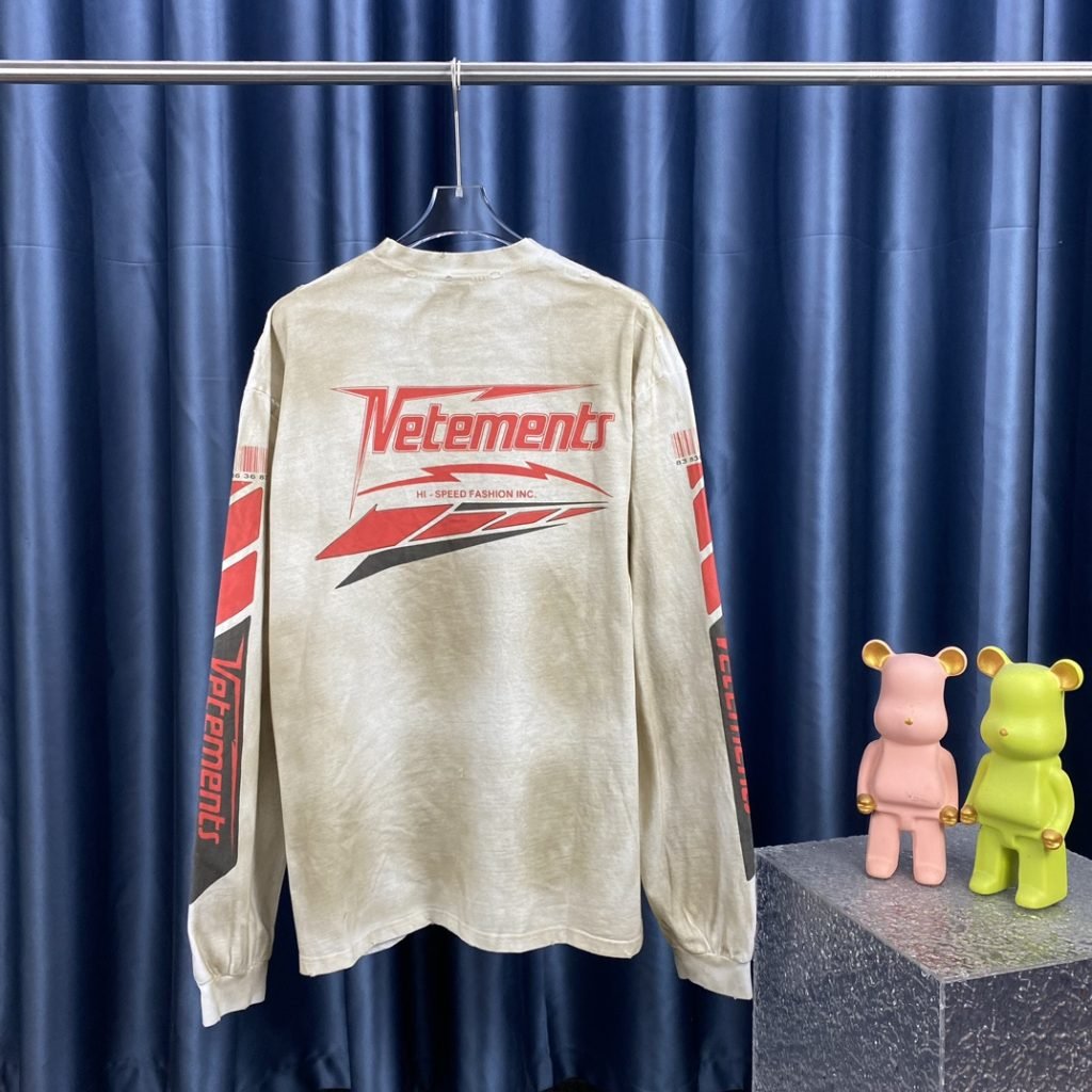 VETEMENTS(ヴェトモン) コピー アルファベットプリントバック刺繍洗濯ダメージ加工穴付き長袖Tシャツ 激安通販