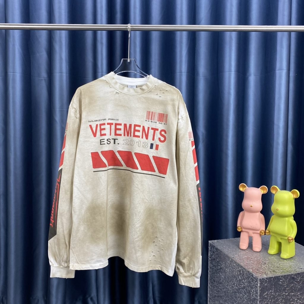 VETEMENTS(ヴェトモン) コピー アルファベットプリントバック刺繍洗濯ダメージ加工穴付き長袖Tシャツ 激安通販