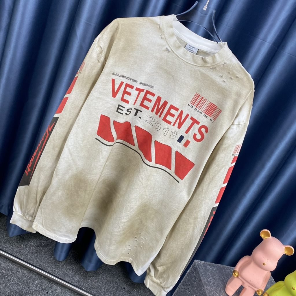 VETEMENTS(ヴェトモン) コピー アルファベットプリントバック刺繍洗濯ダメージ加工穴付き長袖Tシャツ 激安通販