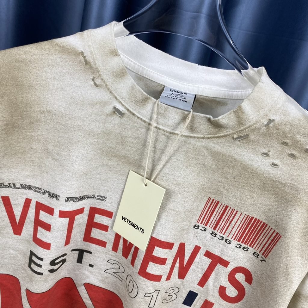 VETEMENTS(ヴェトモン) コピー アルファベットプリントバック刺繍洗濯ダメージ加工穴付き長袖Tシャツ 激安通販