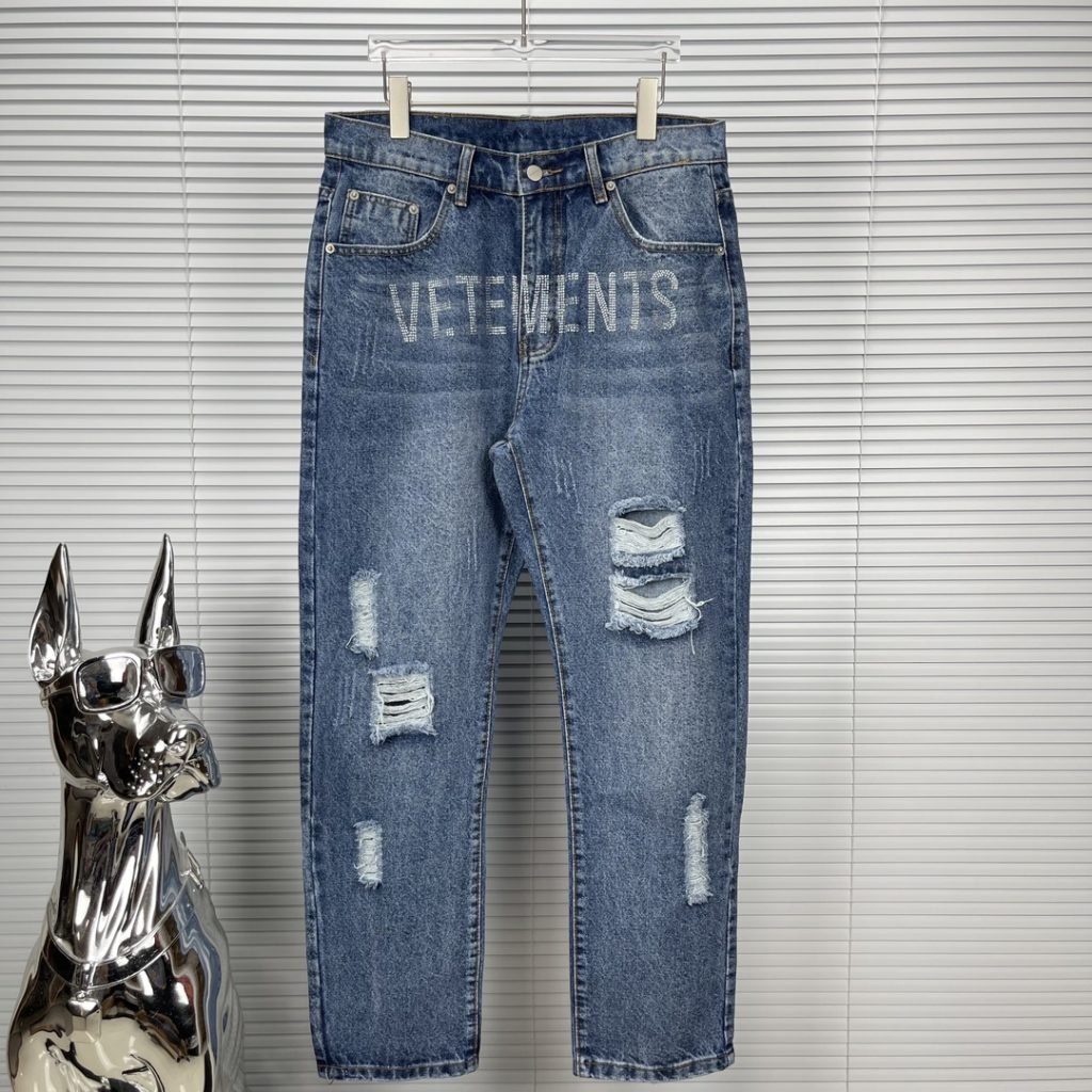 VETEMENTS(ヴェトモン) コピー 新作ホットストーン字体ウォッシュ加工ジーンズ 激安通販