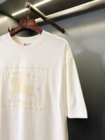 バーバリー 偽物 ロゴプリント通気性が良く快適な半袖Tシャツ