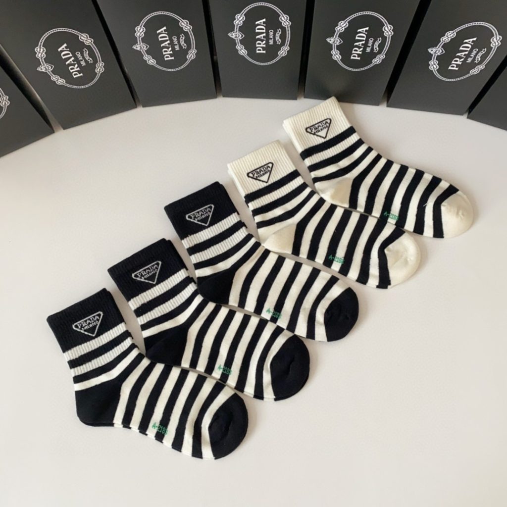 最新作 人気定番 プラダ 靴下偽物 高級感　ブランドの要素