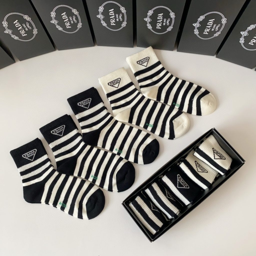 最新作 人気定番 プラダ 靴下偽物 高級感　ブランドの要素