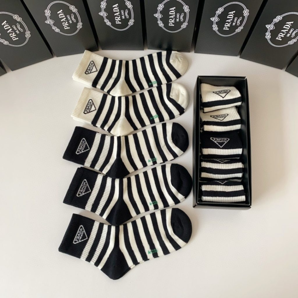 最新作 人気定番 プラダ 靴下偽物 高級感　ブランドの要素