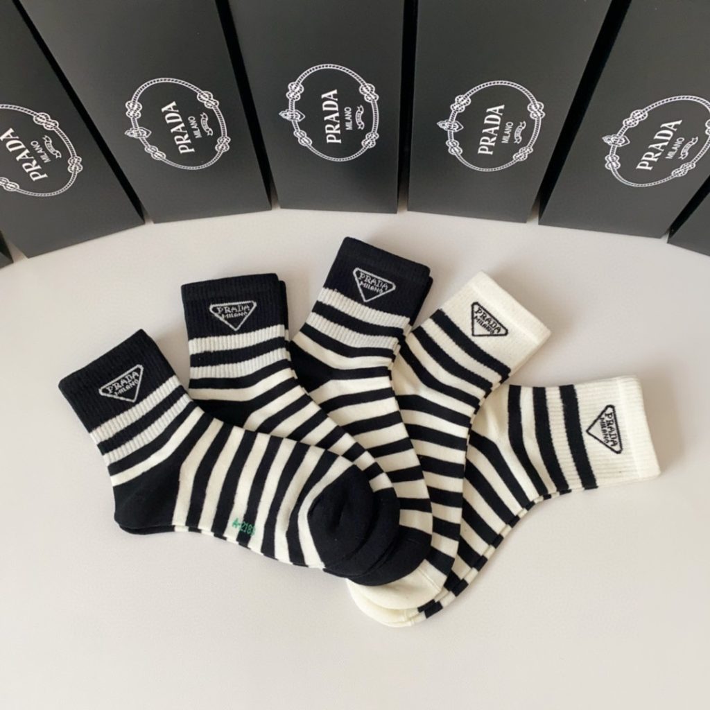 最新作 人気定番 プラダ 靴下偽物 高級感　ブランドの要素