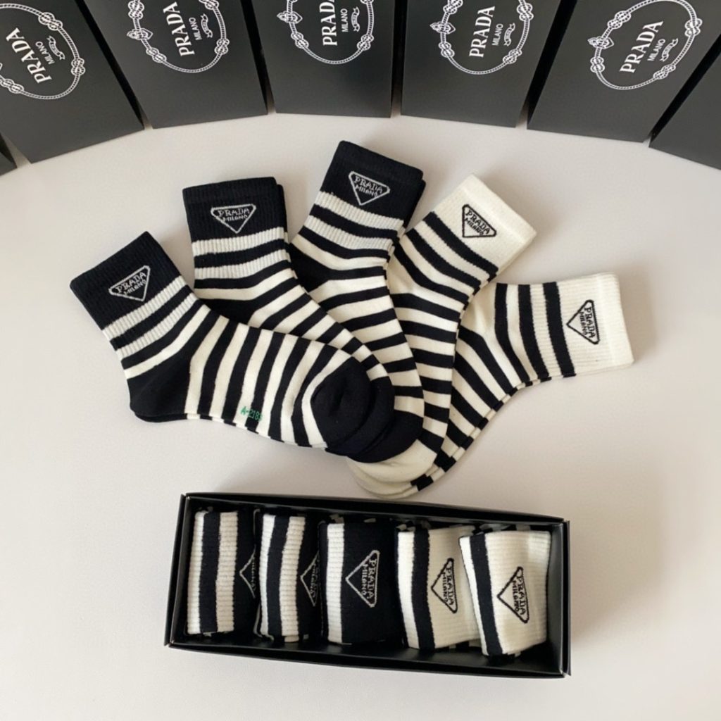最新作 人気定番 プラダ 靴下偽物 高級感　ブランドの要素