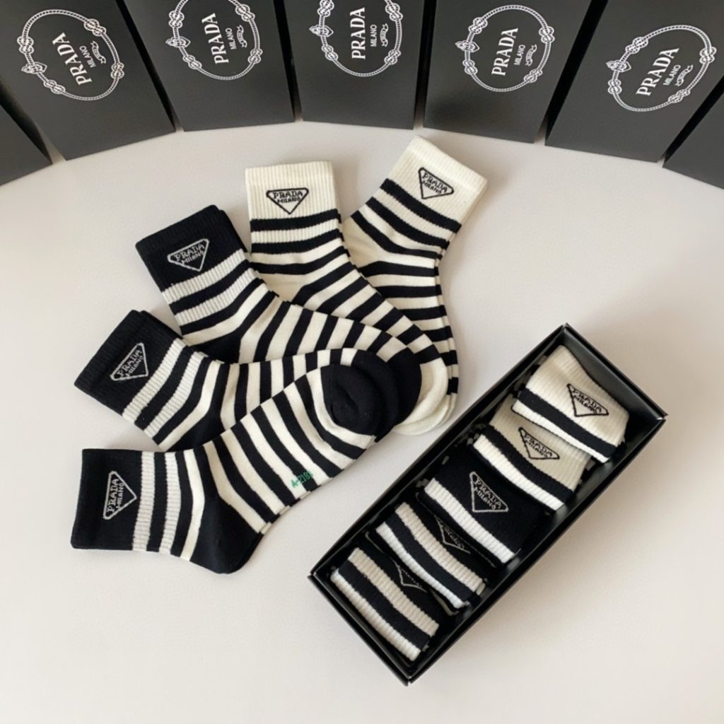 最新作 人気定番 プラダ 靴下偽物 高級感　ブランドの要素