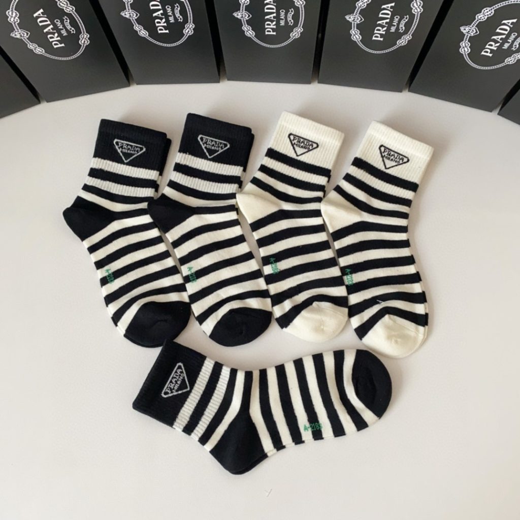 最新作 人気定番 プラダ 靴下偽物 高級感　ブランドの要素