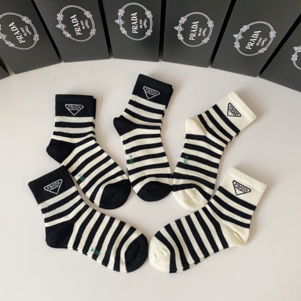 最新作 人気定番 プラダ 靴下偽物 高級感　ブランドの要素