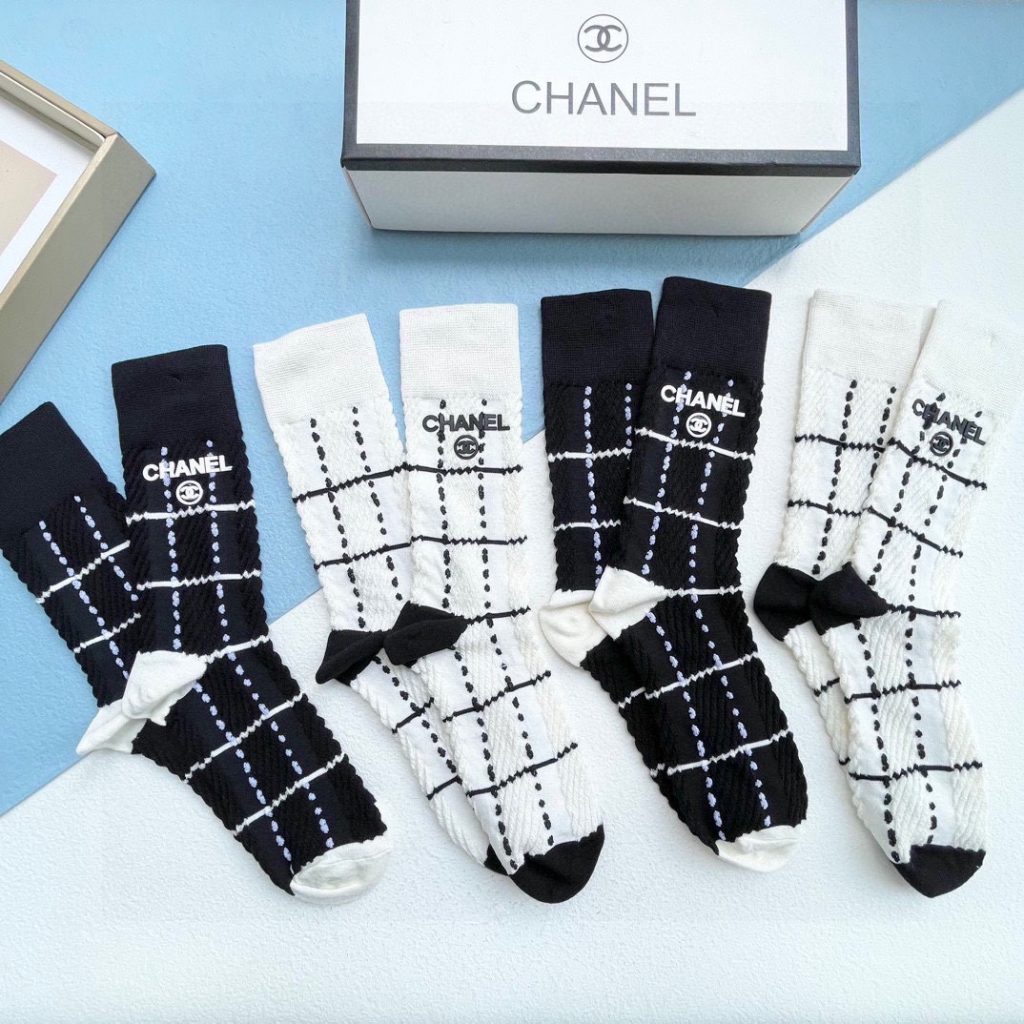 期間限定SALE!! シャネル スーパーコピー 抗菌防臭吸汗速乾 4足組 人気の新品靴下