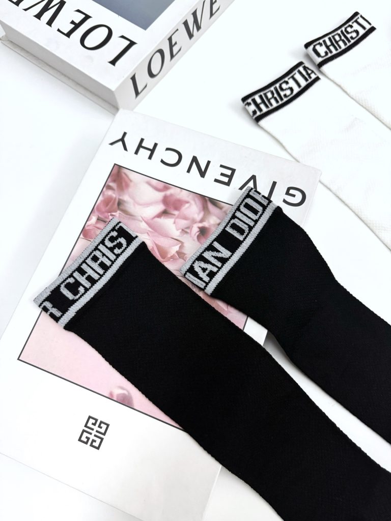  夏 新作登場 ディオール   入手困難  偽物  ファッション 中筒靴下 