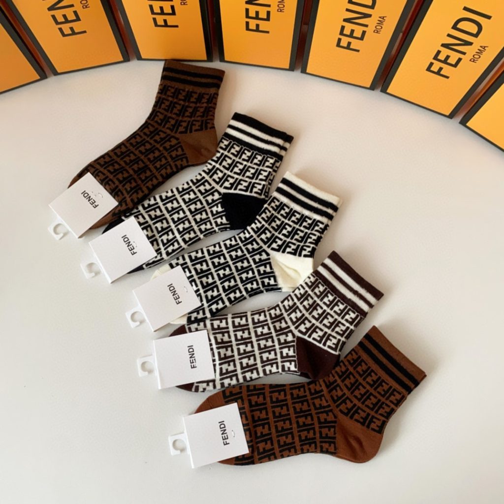 有名人の愛用品 フェンディ n級品 一箱に5対 メンズ 抗菌 防臭靴下 激安販売