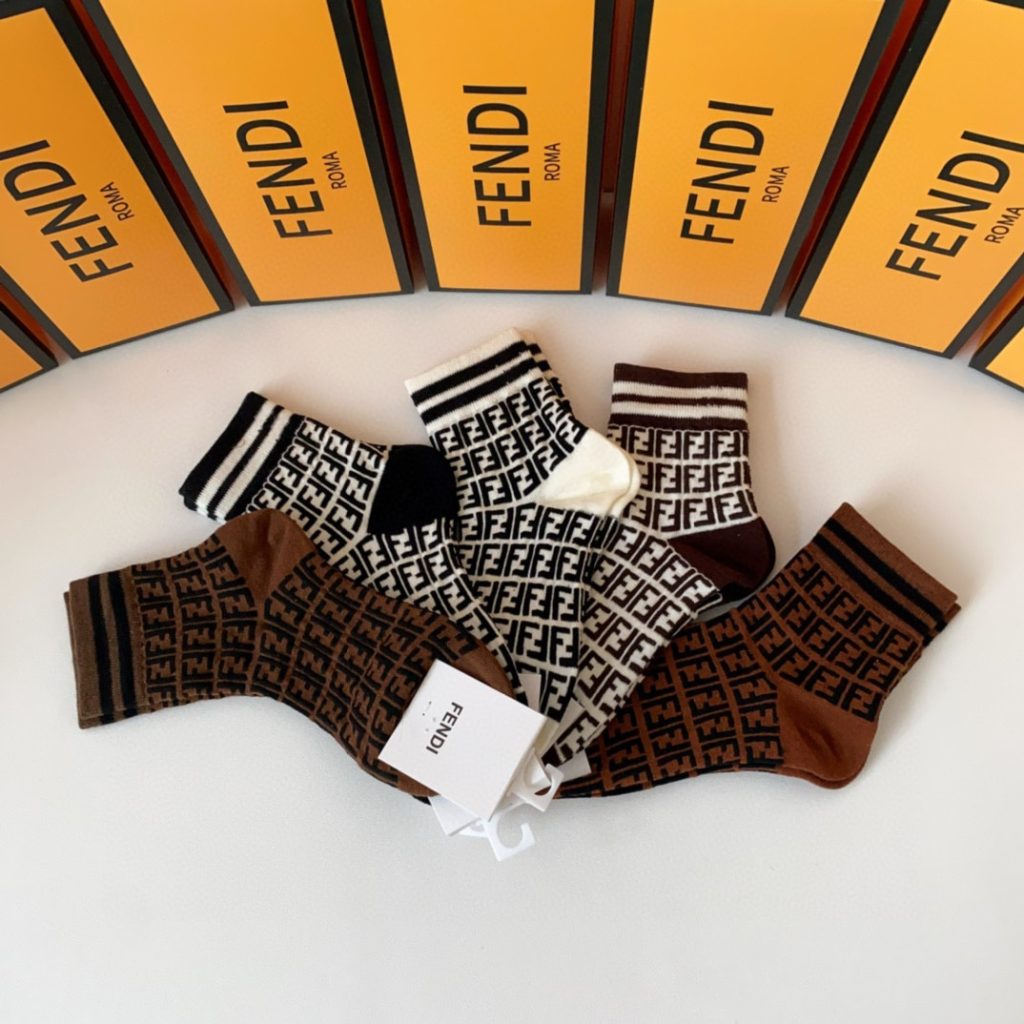 有名人の愛用品 フェンディ n級品 一箱に5対 メンズ 抗菌 防臭靴下 激安販売