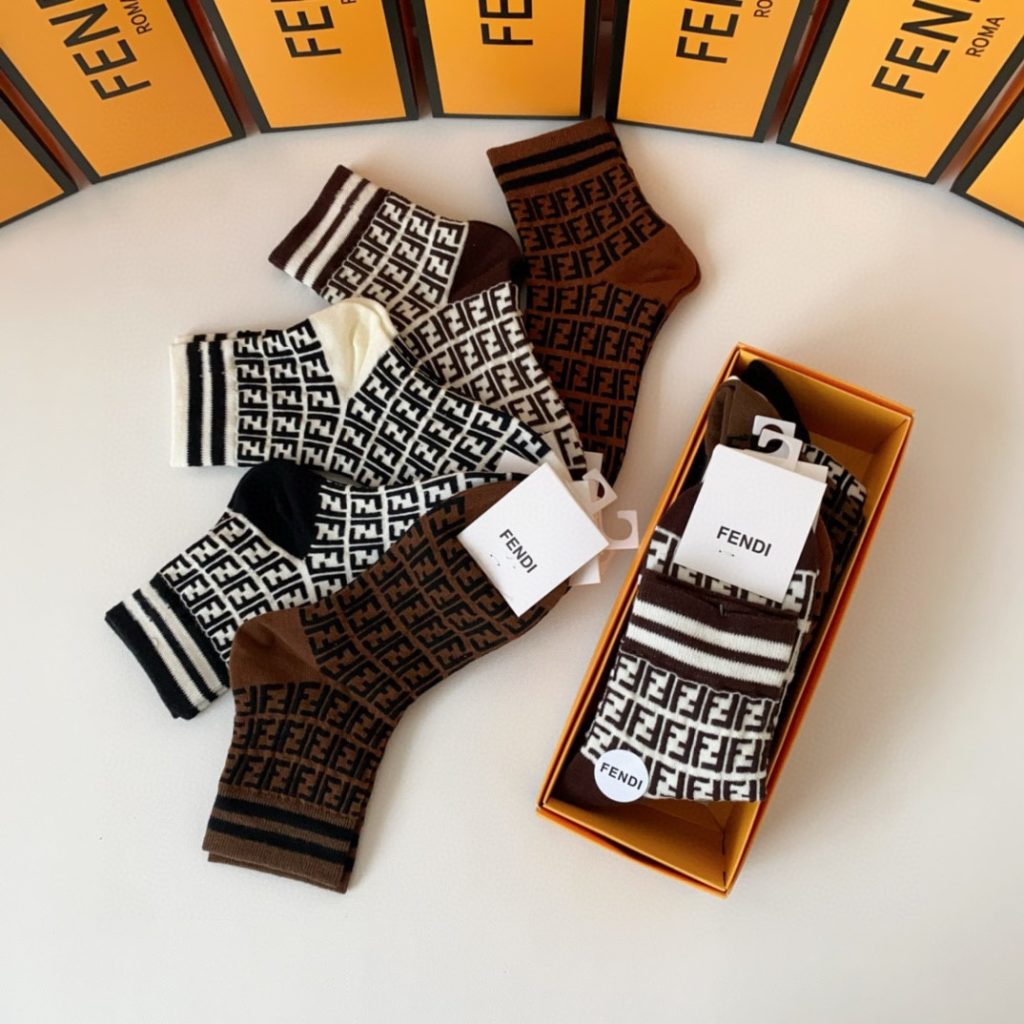 有名人の愛用品 フェンディ n級品 一箱に5対 メンズ 抗菌 防臭靴下 激安販売