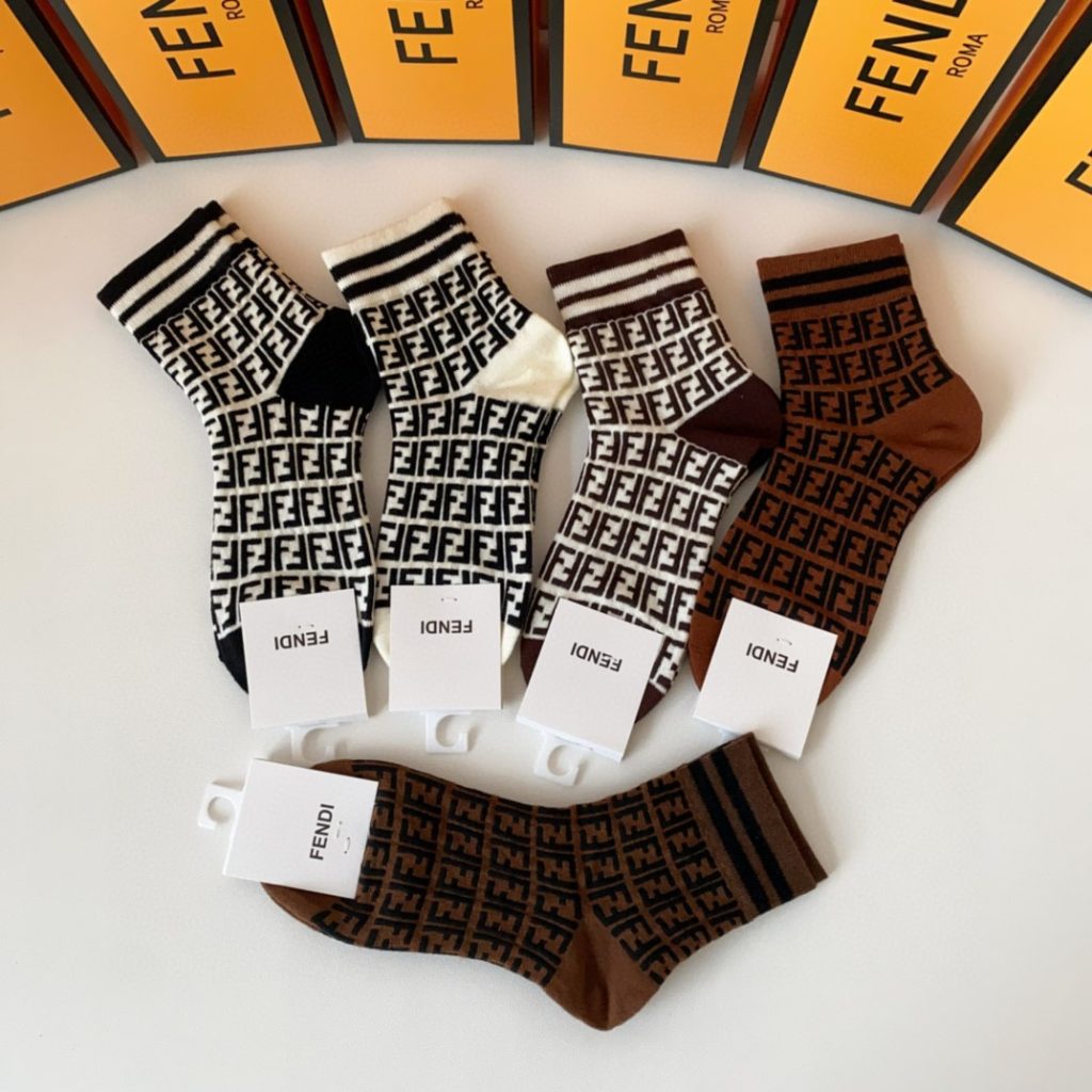 有名人の愛用品 フェンディ n級品 一箱に5対 メンズ 抗菌 防臭靴下 激安販売