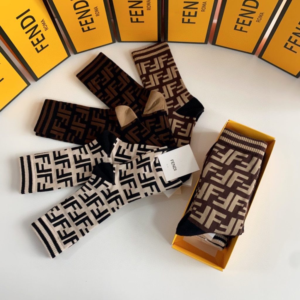 芸能人愛用 入手困難 高級感ある フェンディ  偽物 人気 綿100% 吸汗防臭 靴下