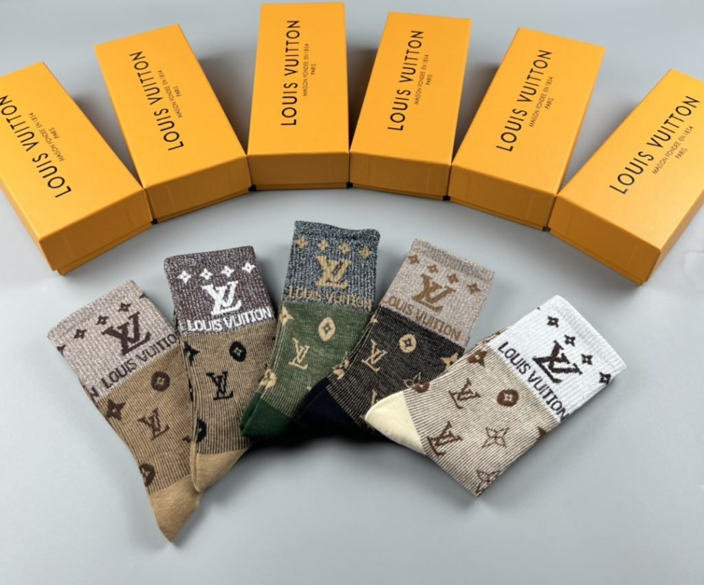 ルイヴィトン 偽物 限定販売 最高品質 抗菌防臭 吸汗速乾 中筒靴下 五足組 