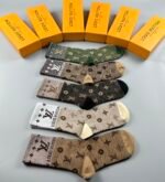 ルイヴィトン 偽物 限定販売 最高品質 抗菌防臭 吸汗速乾 中筒靴下 五足組
