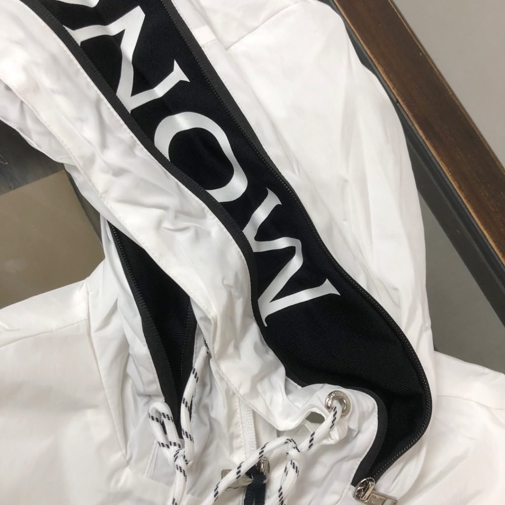  アイキャッチ モンクレール 偽物  ジップパーカ