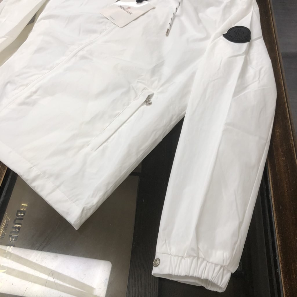  アイキャッチ モンクレール 偽物  ジップパーカ