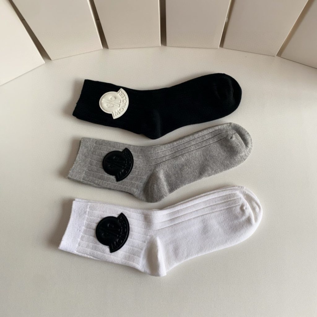  有名人の愛用品   モンクレール コピー 一箱に5対 メンズ 抗菌 防臭靴下