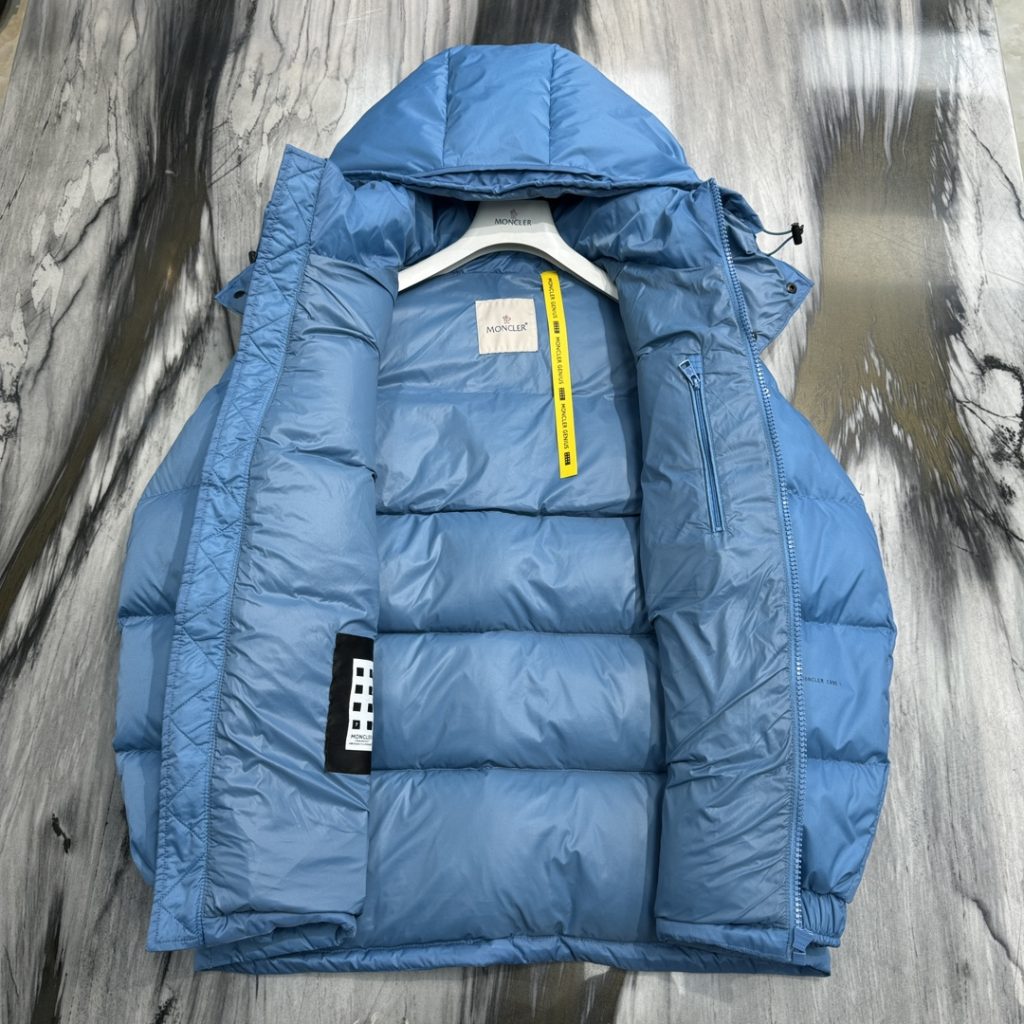 入手困難 モンクレール スーパーコピー スキーシーズンアルファベット保温ショートタイプのダウンジャケット