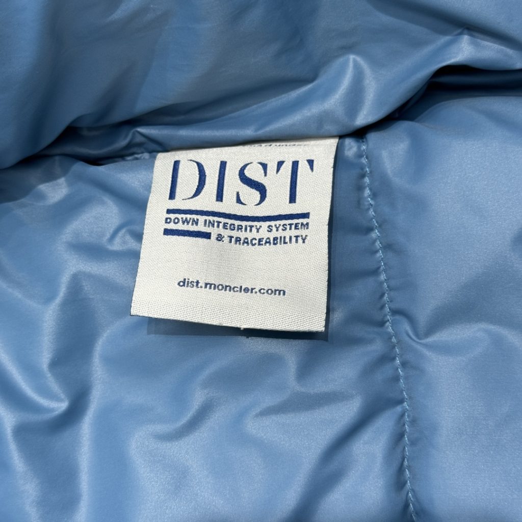 入手困難 モンクレール スーパーコピー スキーシーズンアルファベット保温ショートタイプのダウンジャケット