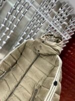 個性的 魅力的 心地よい コットン素材 モンクレール コピー アルファベットプリントダウンジャケット