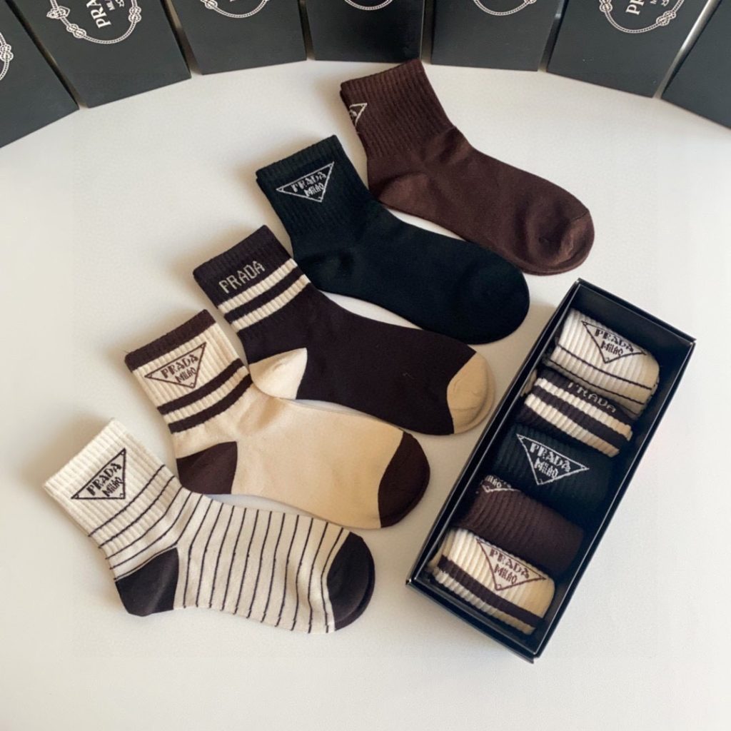  新作登場  プラダ スーパーコピー 純綿柔らかくて快適で通気性が良い靴下 