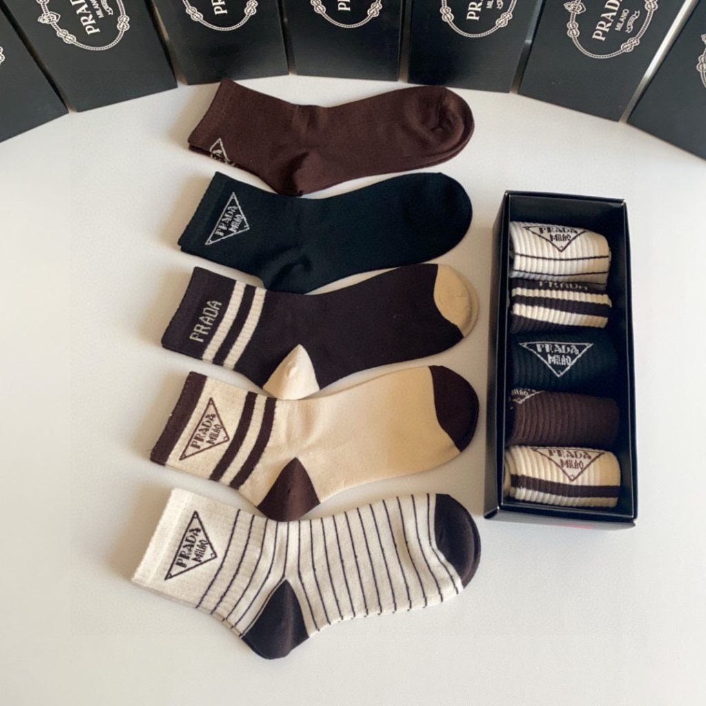  新作登場  プラダ スーパーコピー 純綿柔らかくて快適で通気性が良い靴下 