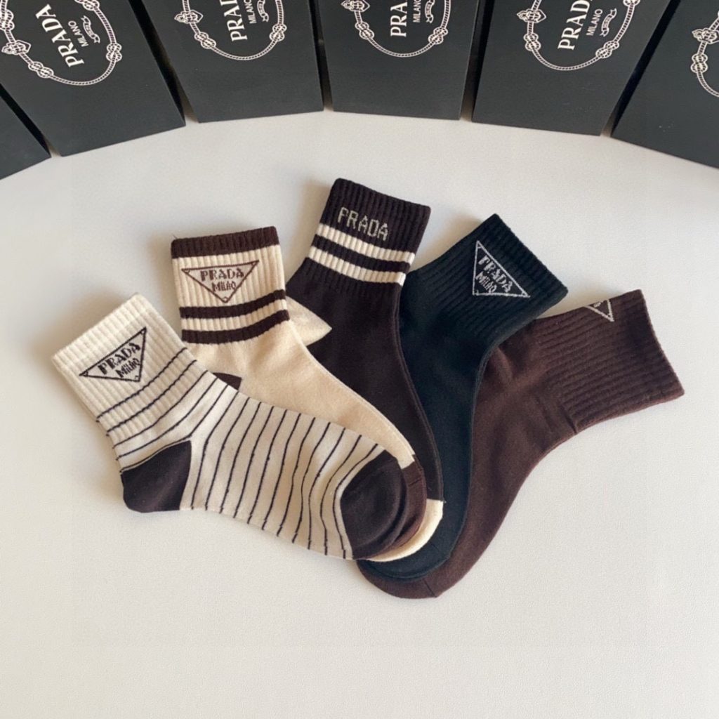  新作登場  プラダ スーパーコピー 純綿柔らかくて快適で通気性が良い靴下 
