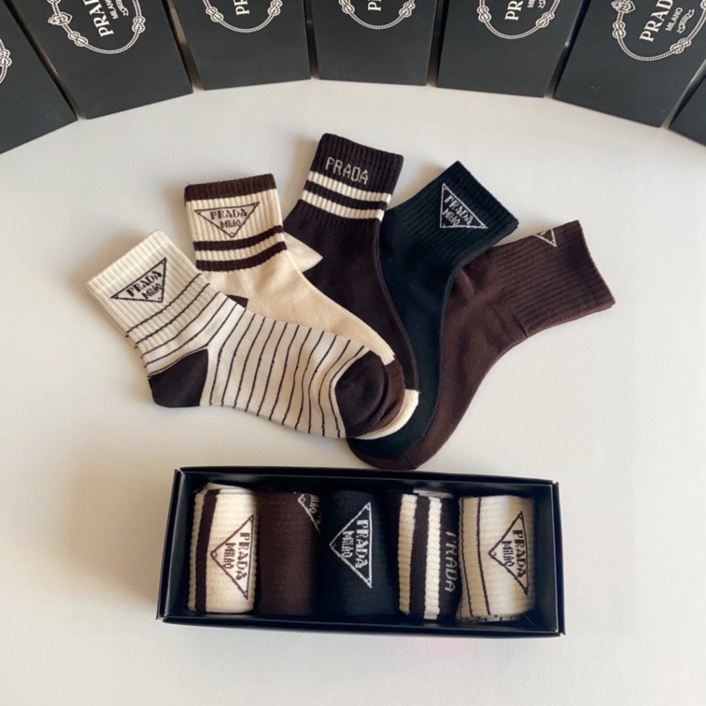  新作登場  プラダ スーパーコピー 純綿柔らかくて快適で通気性が良い靴下 