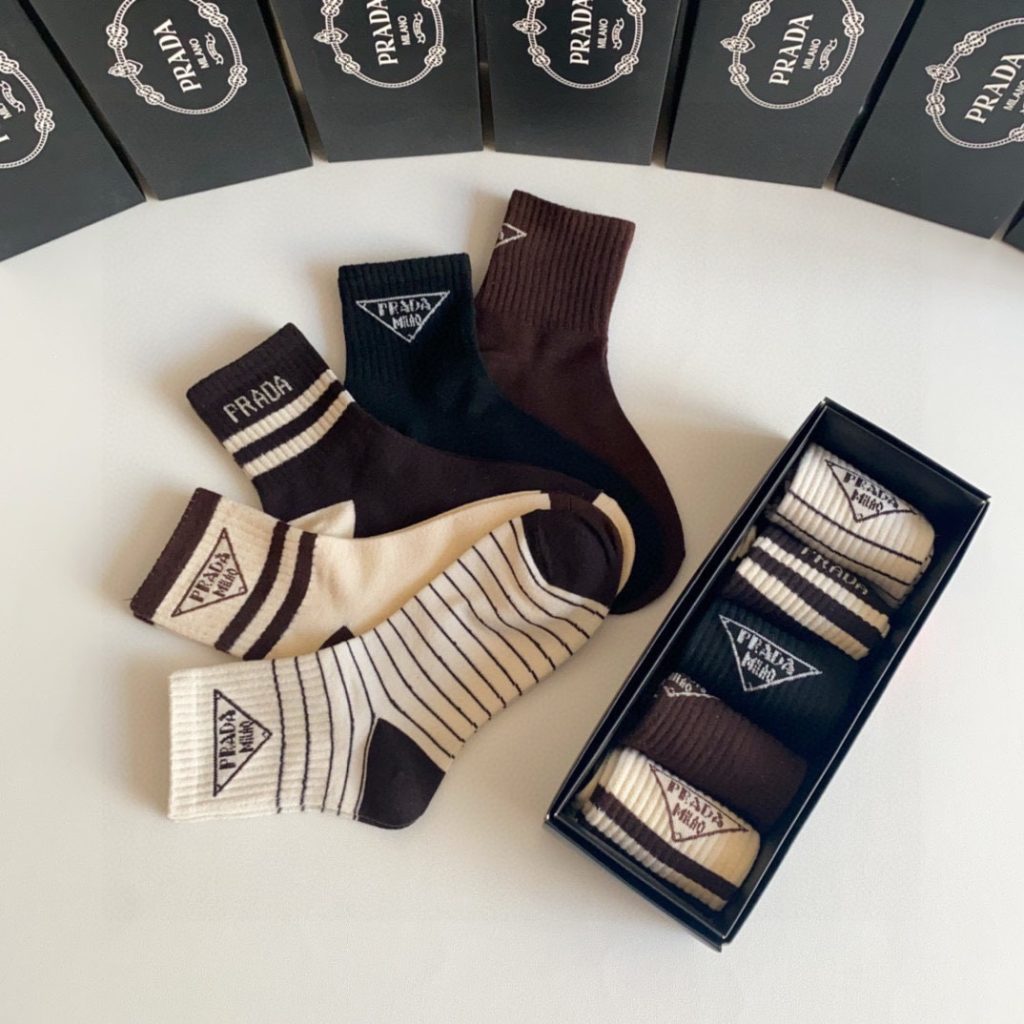  新作登場  プラダ スーパーコピー 純綿柔らかくて快適で通気性が良い靴下 