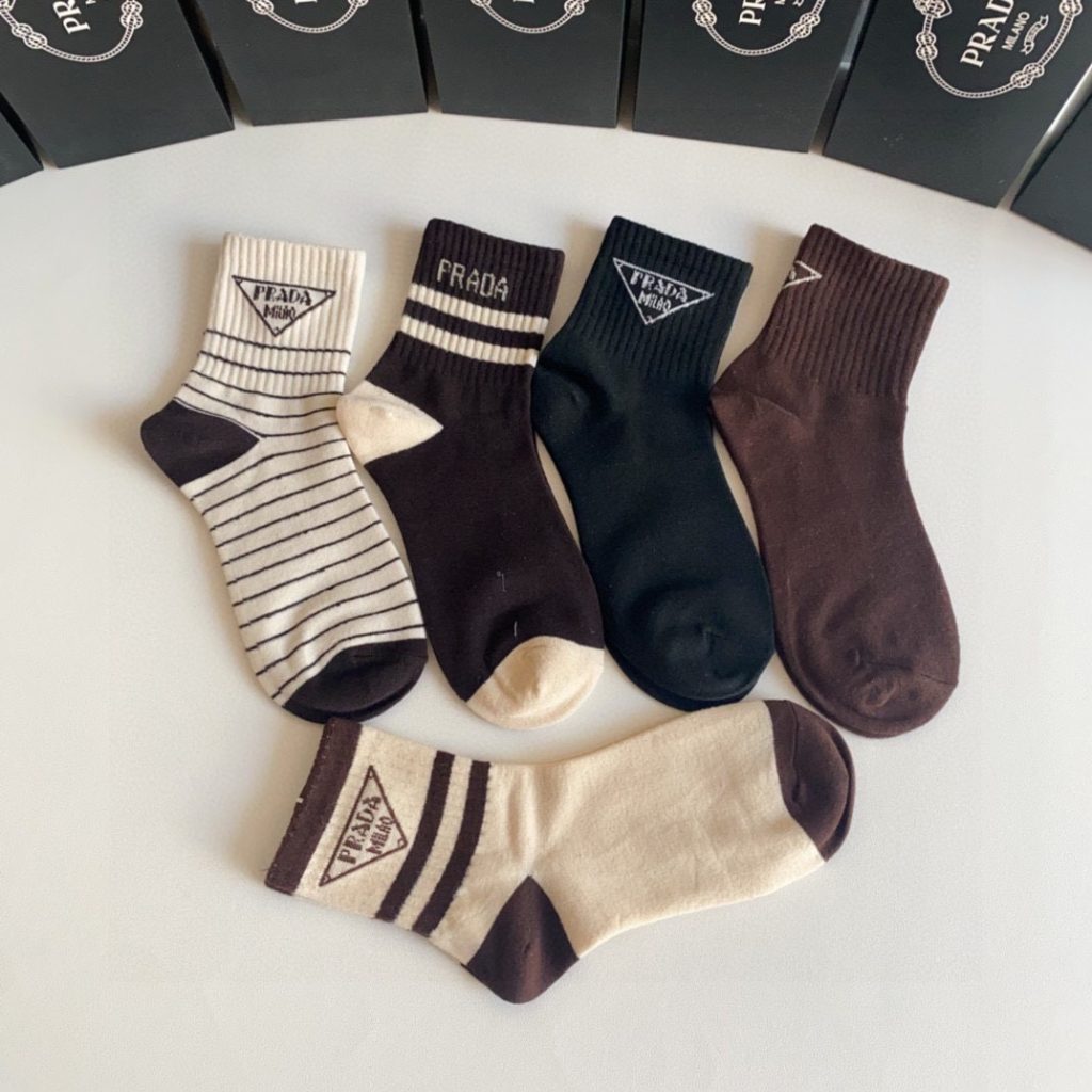  新作登場  プラダ スーパーコピー 純綿柔らかくて快適で通気性が良い靴下 