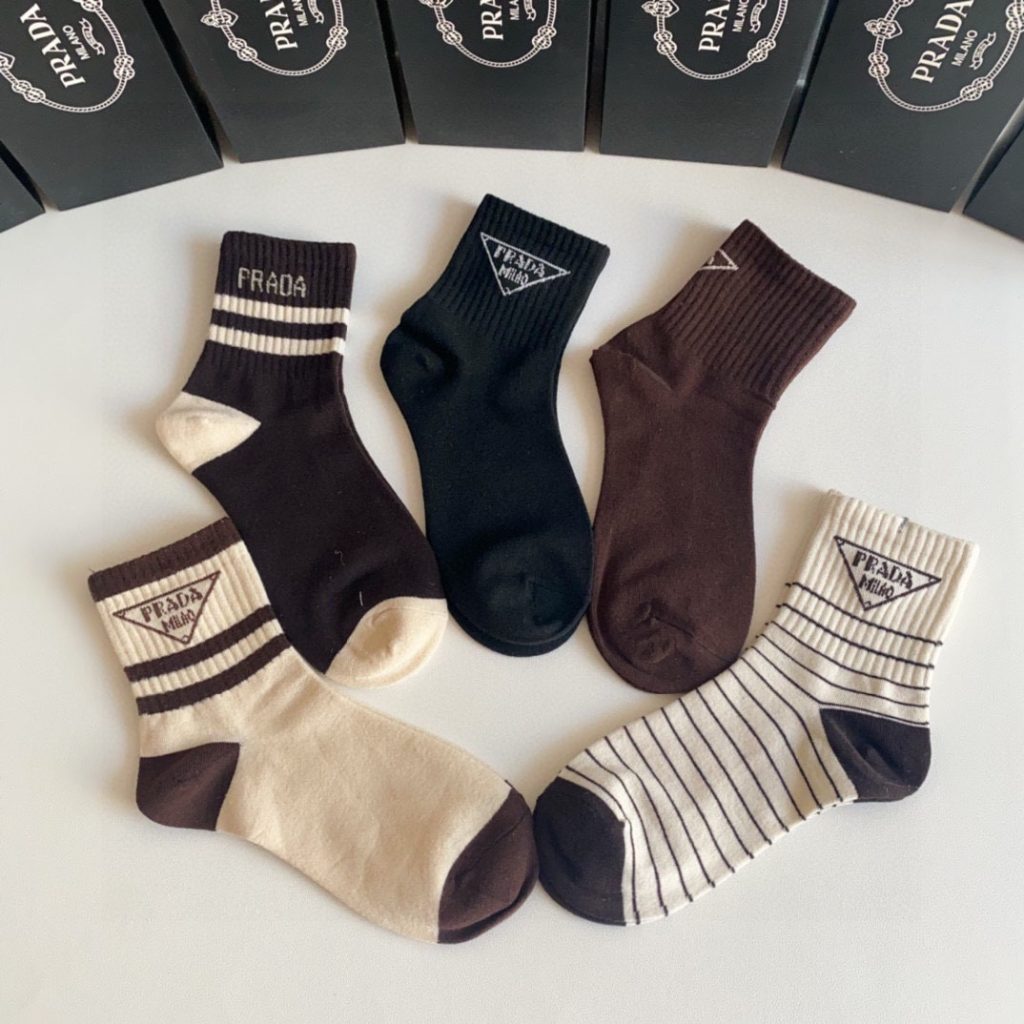  新作登場  プラダ スーパーコピー 純綿柔らかくて快適で通気性が良い靴下 