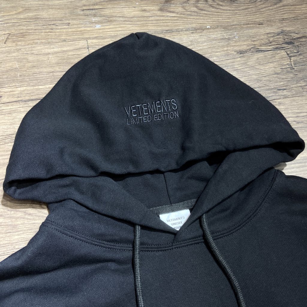 人気定番 ヴェトモン スーパーコピー アイキャッチ アルファベットプリントフード付きパーカー 