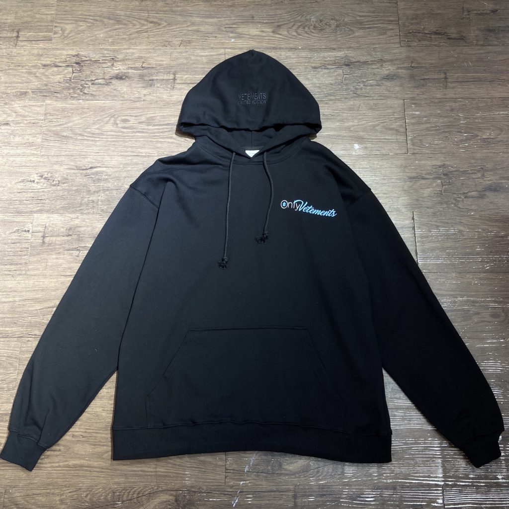 人気定番 ヴェトモン スーパーコピー アイキャッチ アルファベットプリントフード付きパーカー 