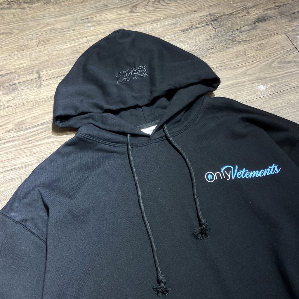 人気定番 ヴェトモン スーパーコピー アイキャッチ アルファベットプリントフード付きパーカー 