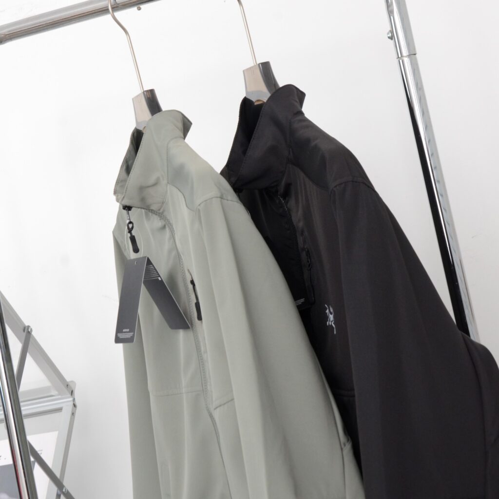 最安値人気 激安通販 アークテリクス n級品 ペアタイプのフード付きジャケット!