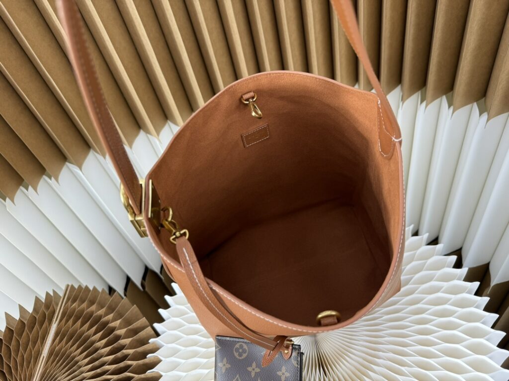 個性的 魅力的 心地よい コットン素材 ルイヴィトン コピー Low Key Hobo Mサイズハンドバッグ